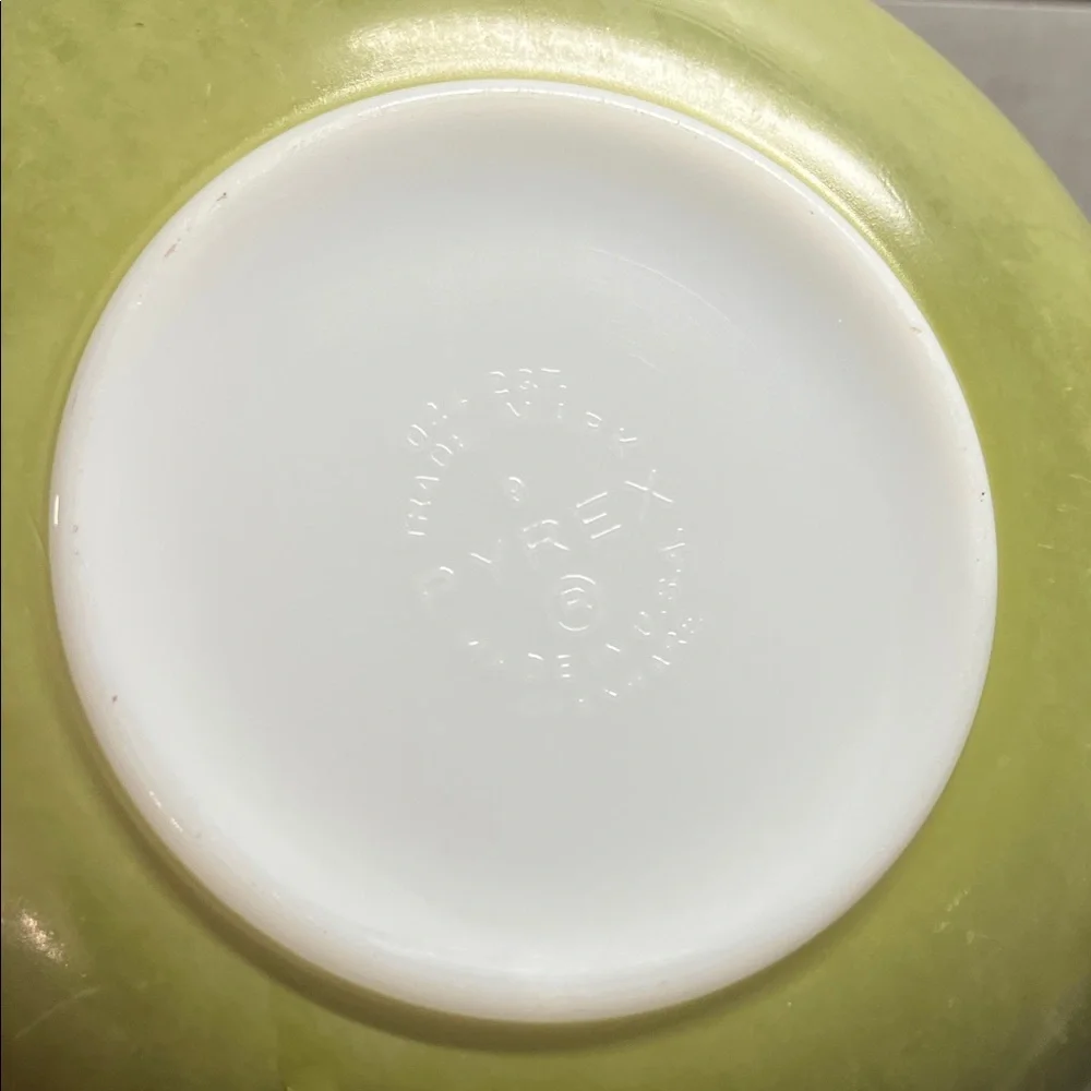 Vintage green Pyrex #024 mixing bowl with handles.  No chips or cracks. 2qt